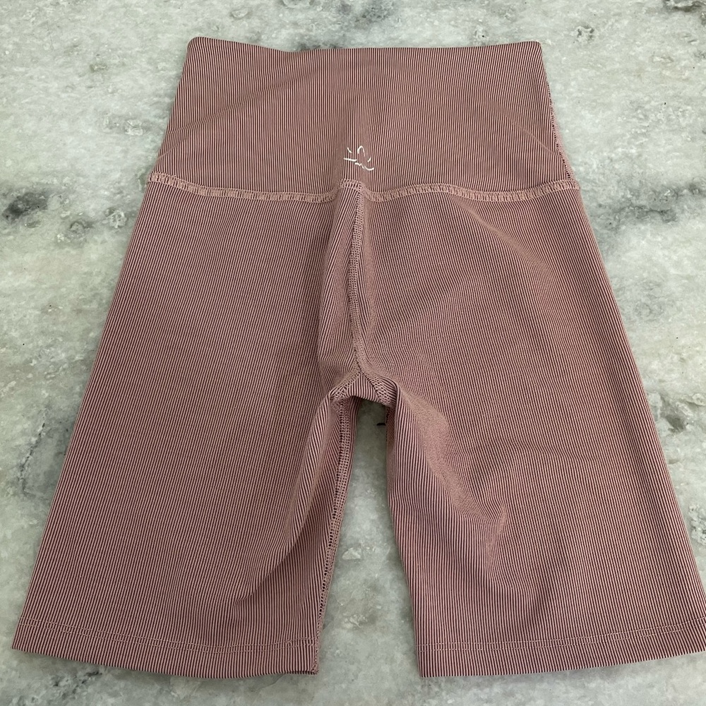 Beyond Yoga Ribbed Mauve Bike Shorts - Picture 9 of 14